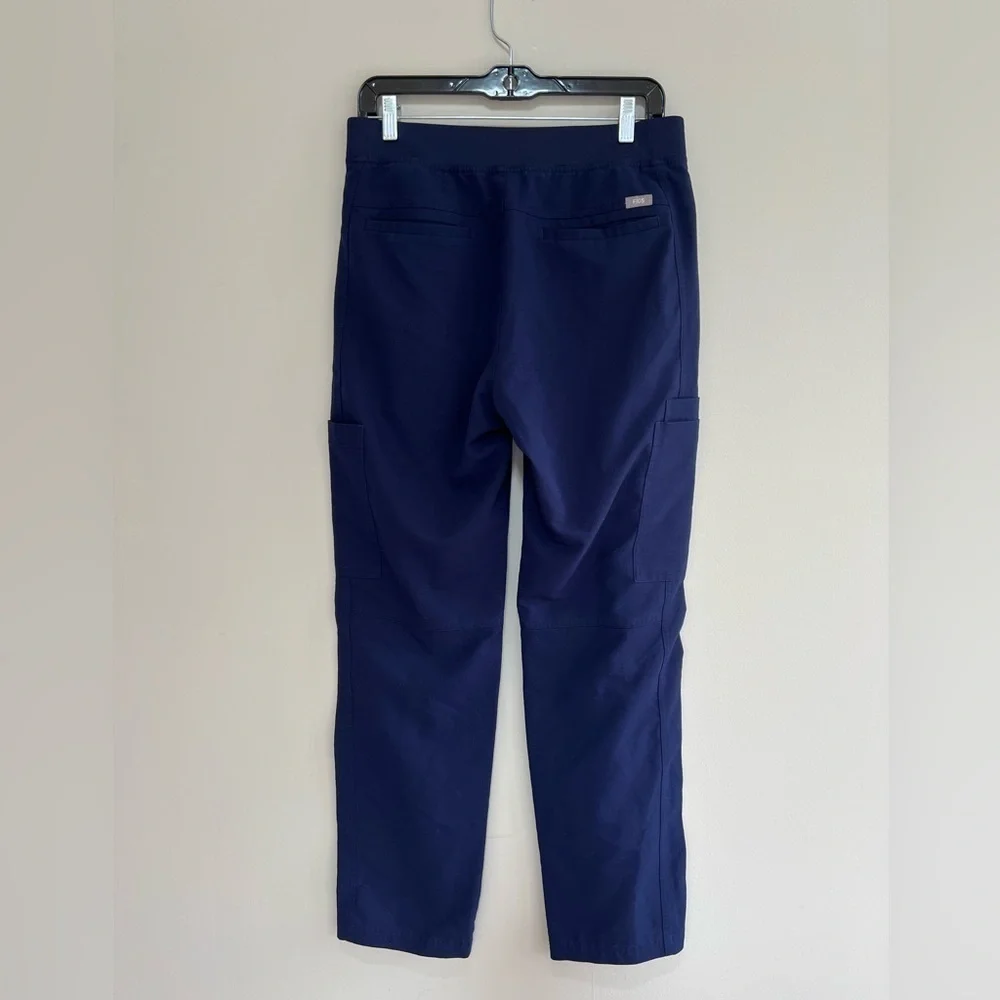 FIGS Men’s Axim Cargo Straight Leg Scrub Pants in Navy Blue, size Medium